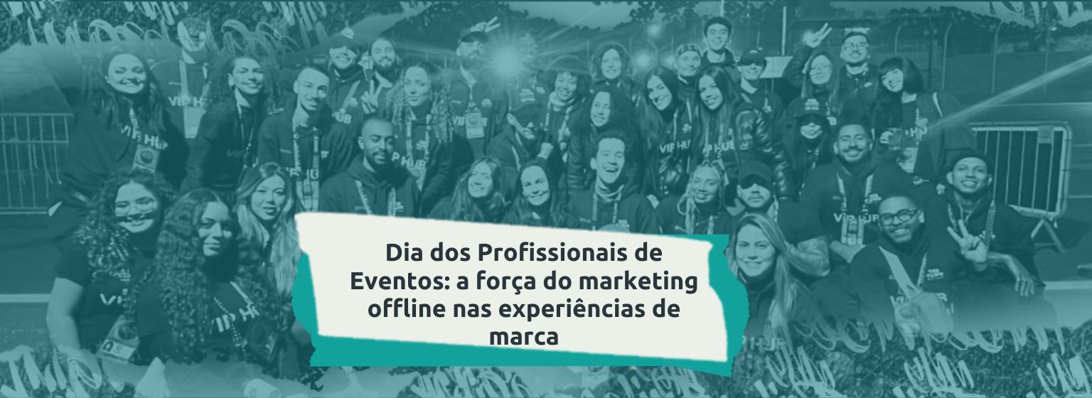 Profissionais de eventos promovendo conexões com o público por meio de ações de marketing offline.
