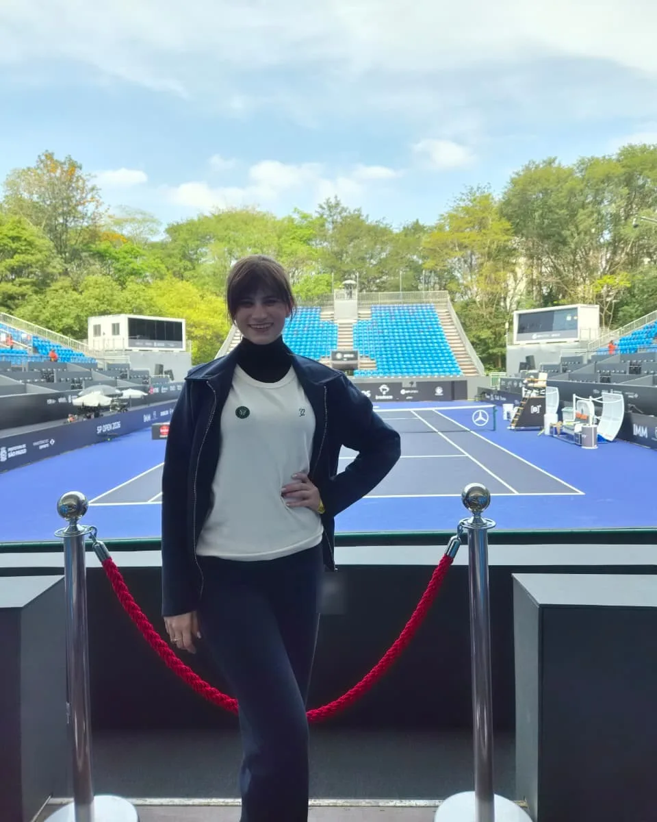 Profissional de controle de acesso ao lado da quadra central do SP Open de tênis
