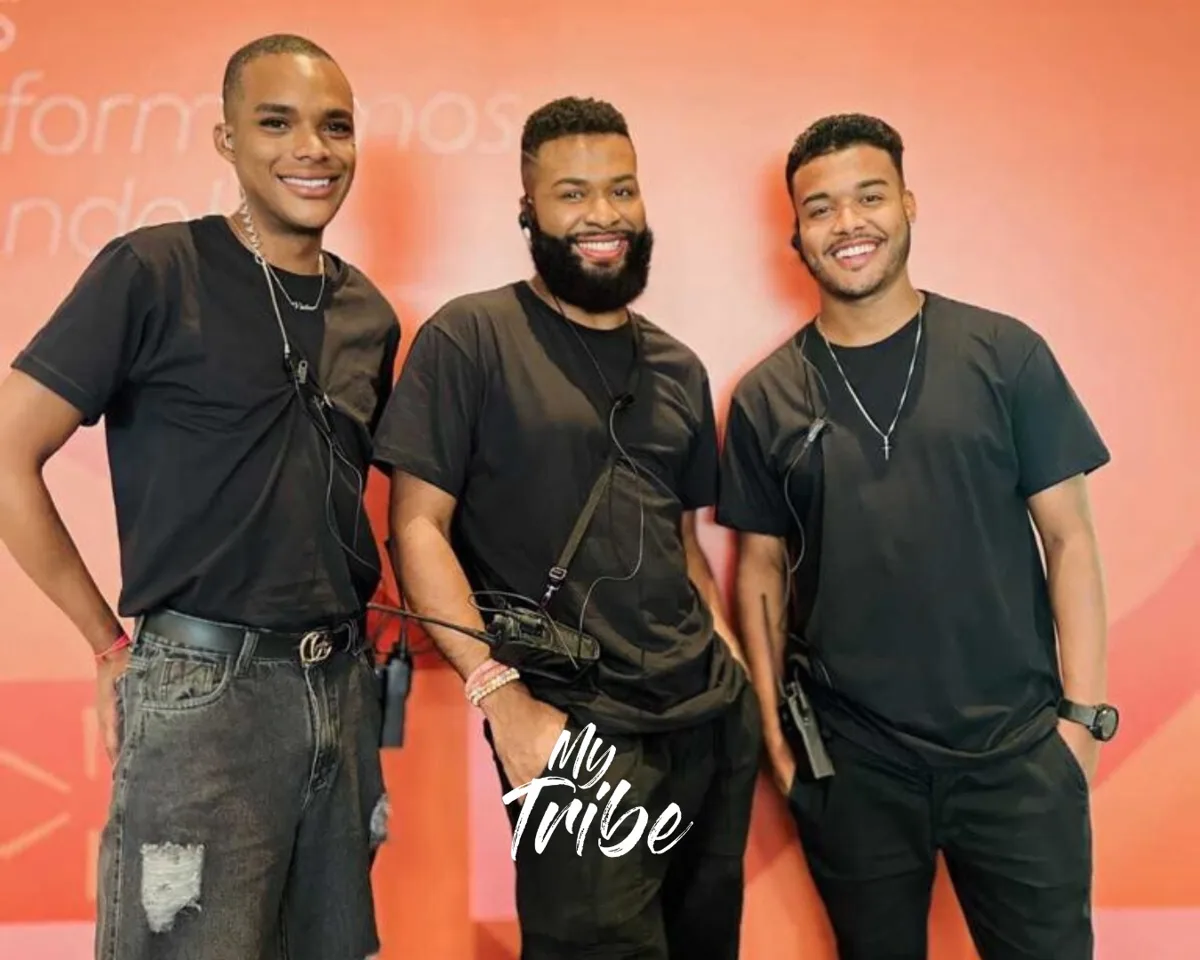 Três coordenadores de equipe de camiseta preta com rádio comunicador e ponto no ouvido em evento