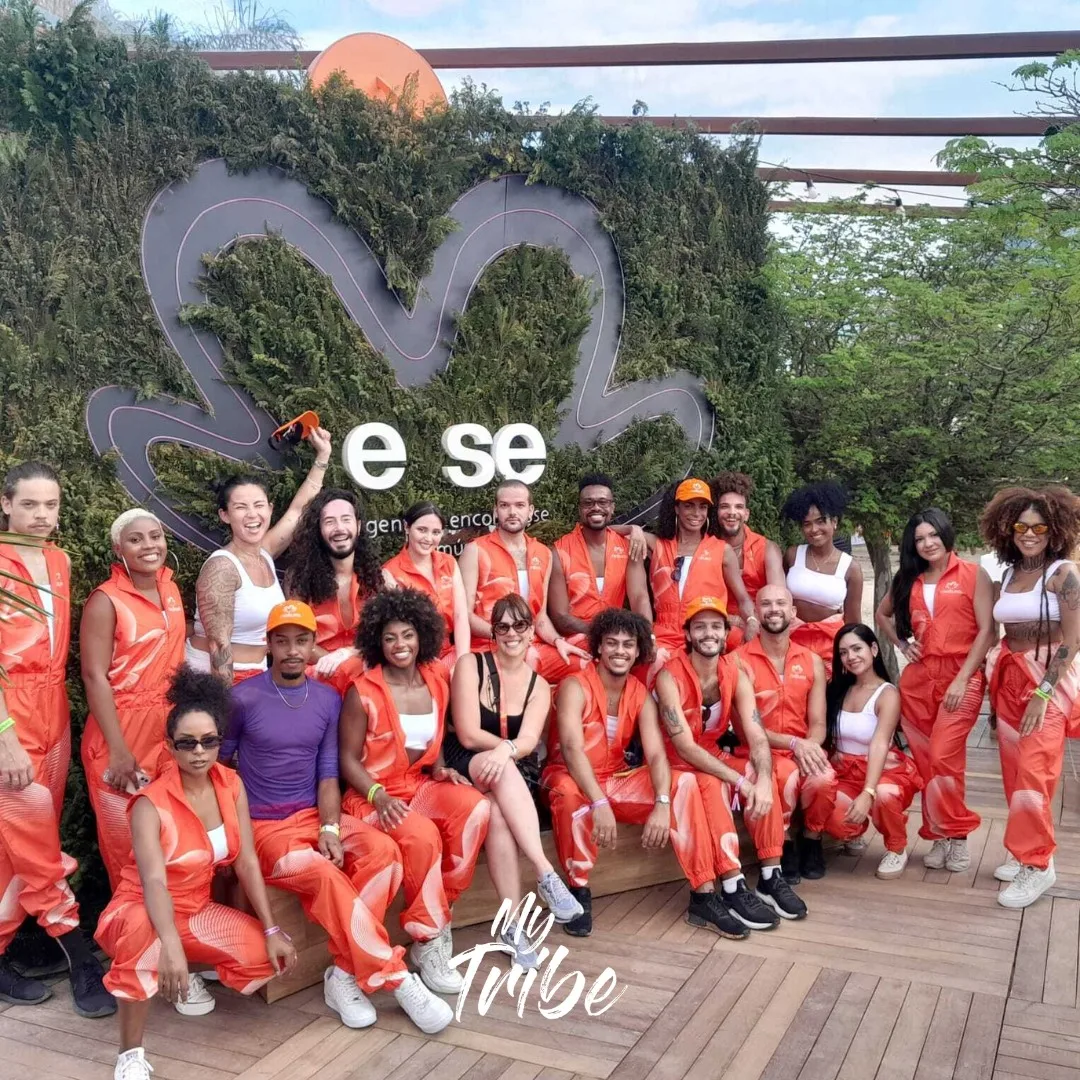 Equipe grande de ativação com macacões laranja em festival no Rio de Janeiro