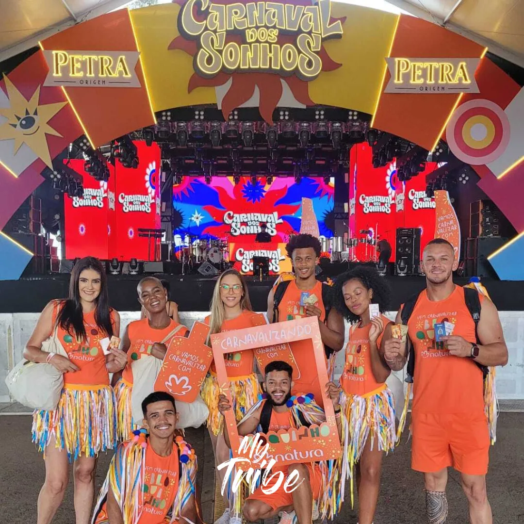 Equipe de ativação com camisetas laranja da Natura em frente ao palco do Carnaval dos Sonhos