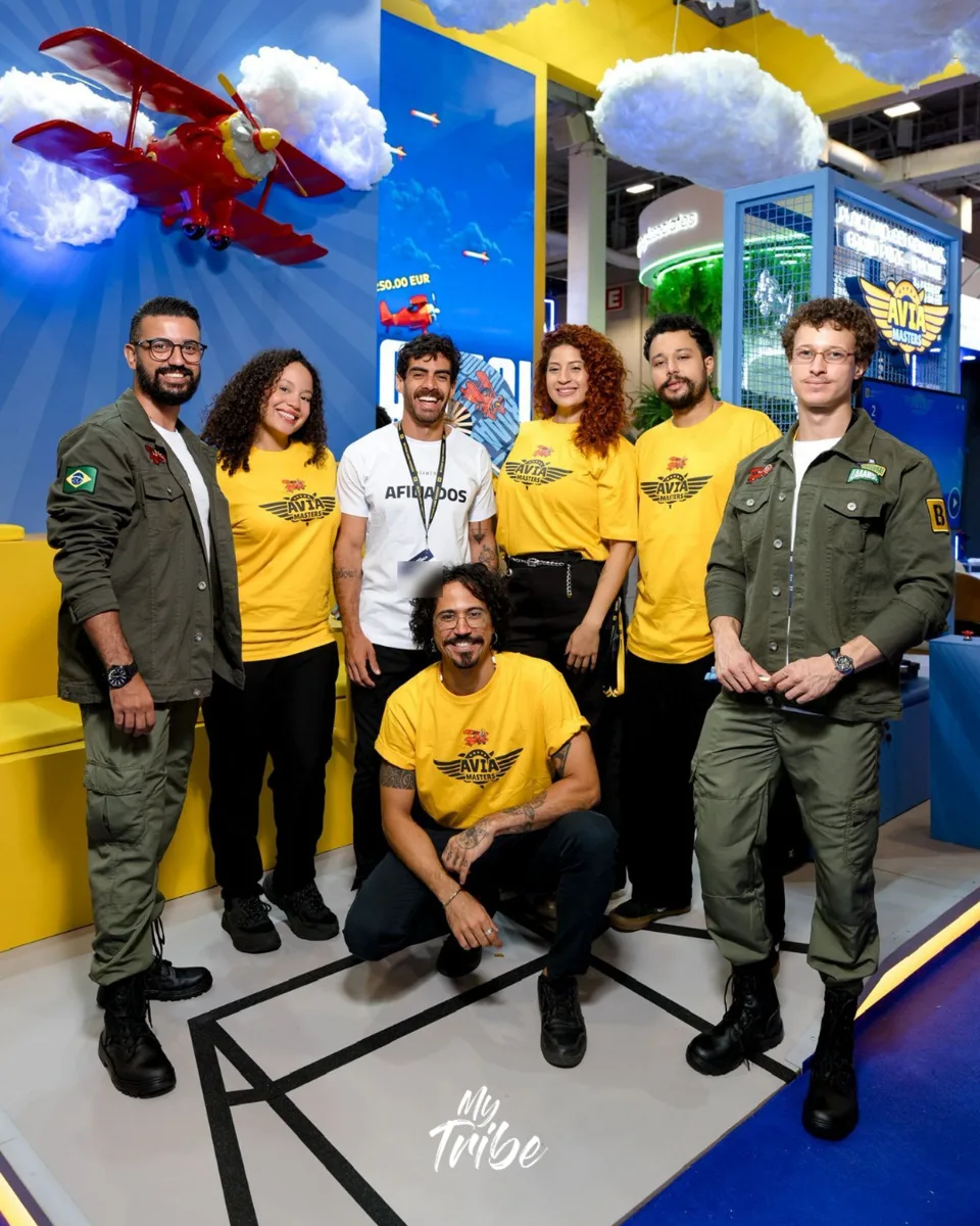 Equipe de promotores com camisetas amarelas no estande Avia Masters em feira internacional