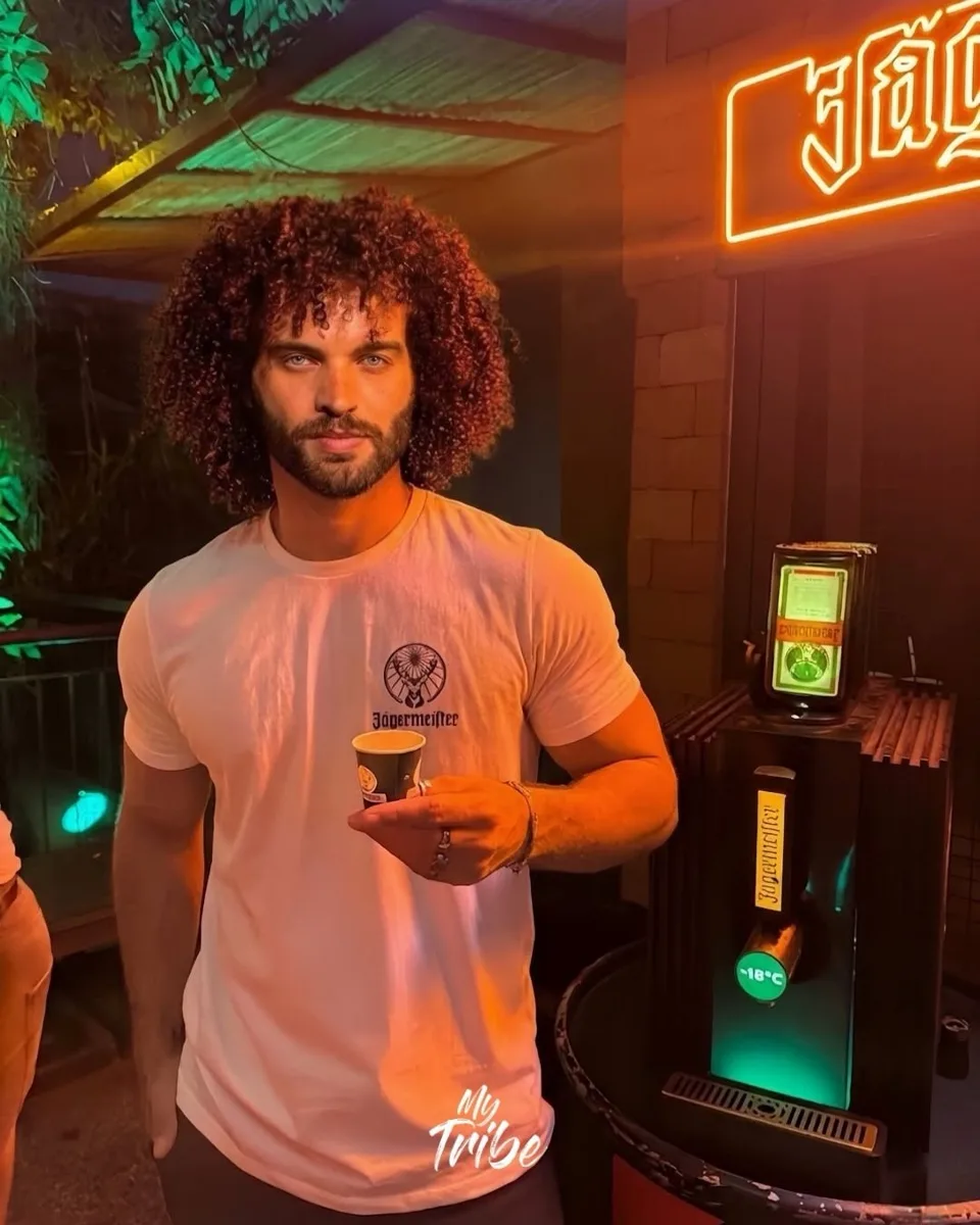 Modelo bartender servindo dose na ativação da Jägermeister
