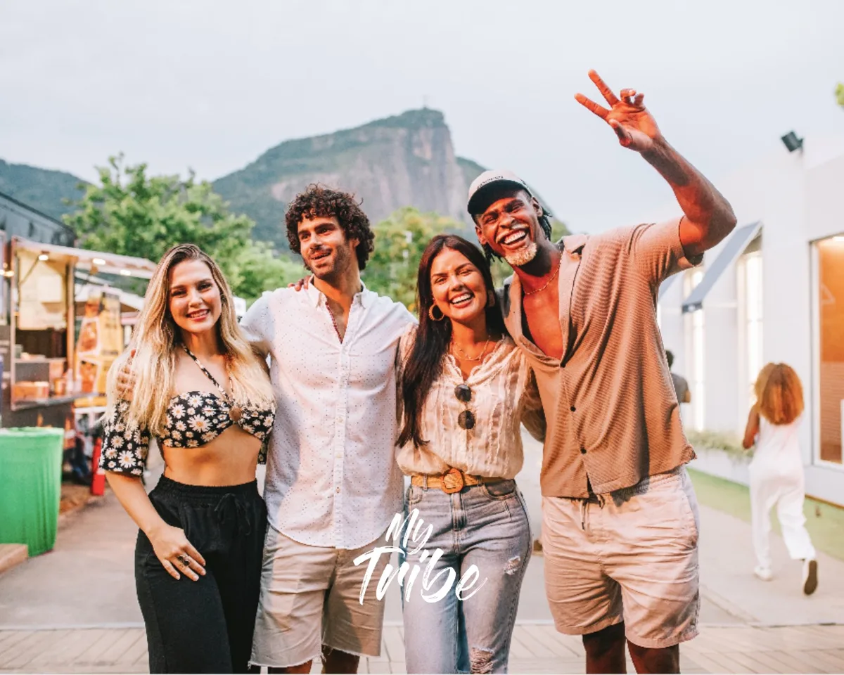 Grupo de modelos sorrindo em ativação ao ar livre no Rio de Janeiro, com o Cristo Redentor ao fundo