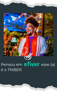Promotor de eventos sorrindo em uma ativação de marca