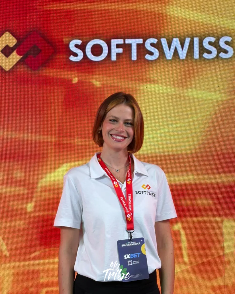 Promotora de camisa polo branca no estande da Softswiss na SiGMA South America, feira internacional