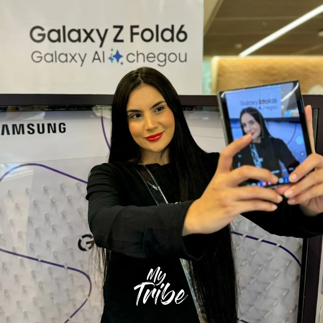 Promotora fazendo selfie com o Galaxy Z Fold6 em estande de lançamento da Samsung