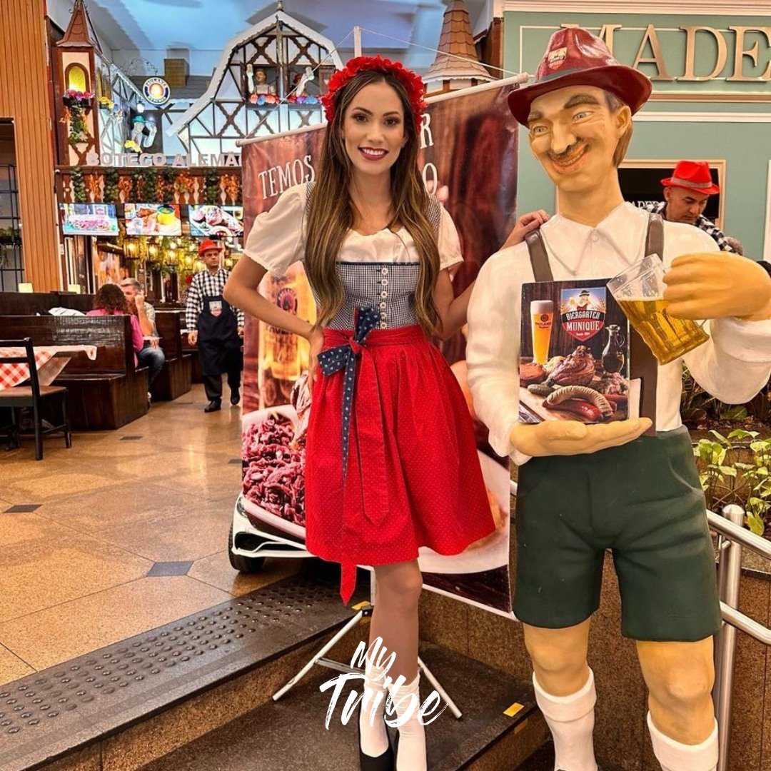 Promotora da My Tribe com traje típico em ação de abordagem na Oktoberfest de São Paulo