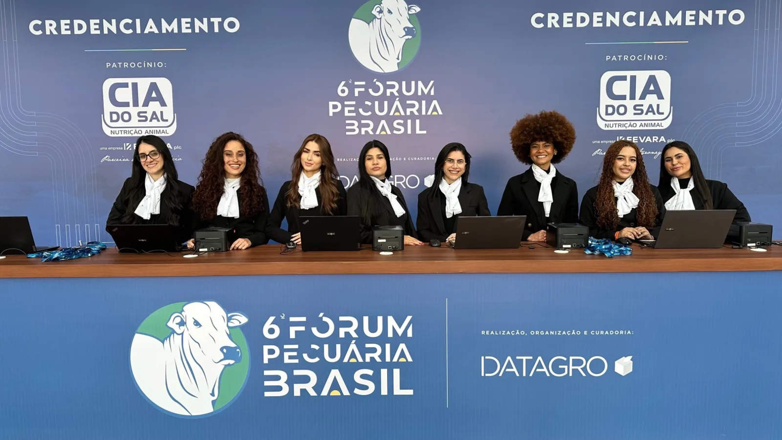 Equipe de recepcionistas no balcão de credenciamento do Fórum Pecuária Brasil