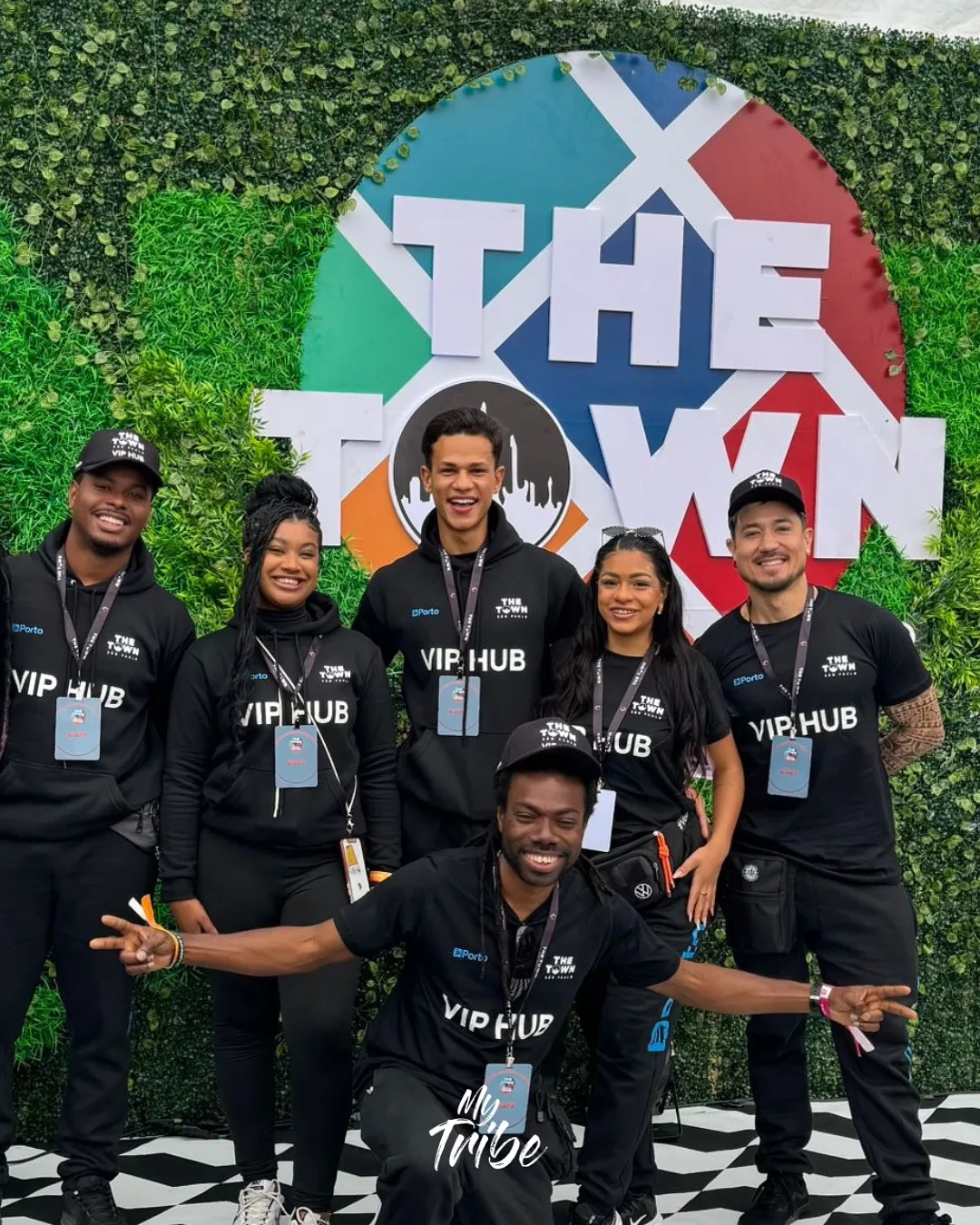 Equipe de staff da My Tribe com moletons pretos do VIP Hub no festival The Town, em São Paulo