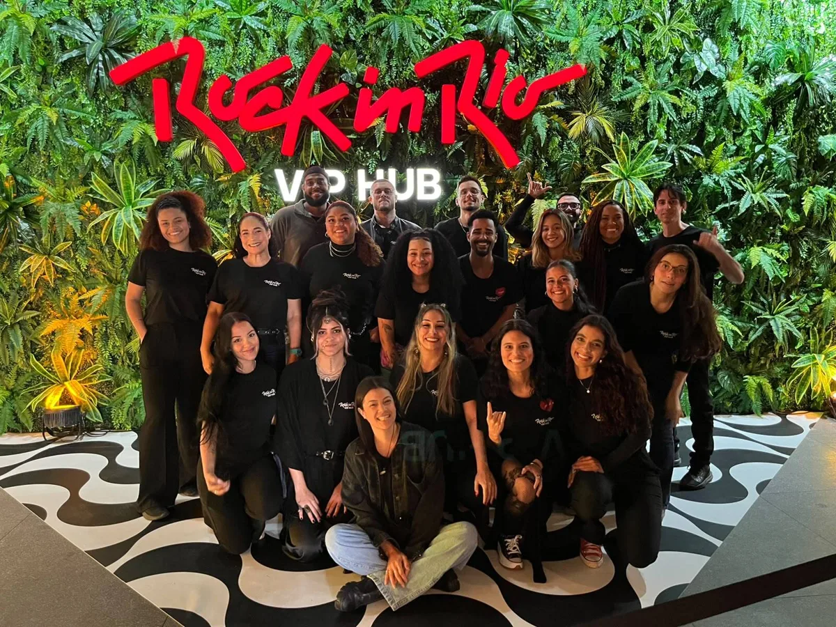Equipe de staff da My Tribe com camisetas pretas no VIP Hub do Rock in Rio