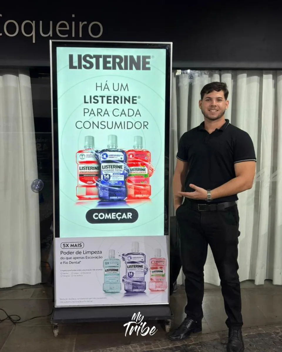 Profissional apresentando totem interativo de quiz da Listerine em evento